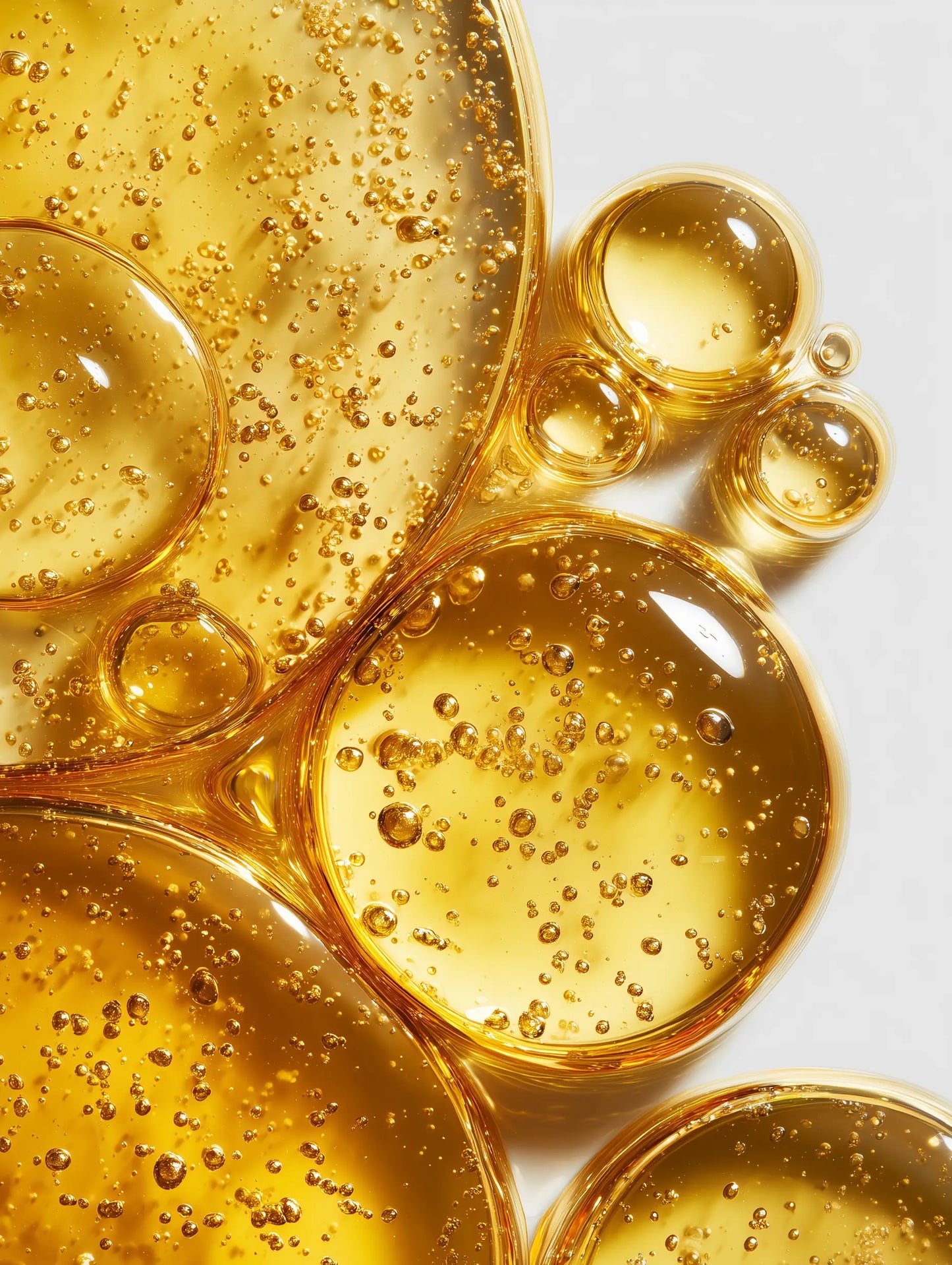 Zoom sur l’huile artisanale bio F&C Natura, gouttes dorées mettant en valeur la pureté et la qualité naturelle du produit.