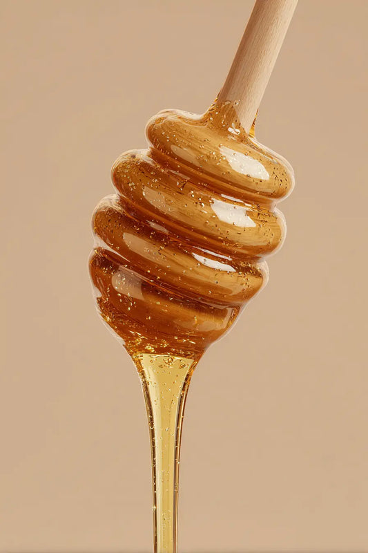 Miel pur de Jujubier (Sidr) F&C Natura du Maroc, coulant du pot, texture dorée et naturelle, illustrant richesse et pureté artisanale