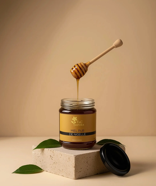Miel pur de Nigelle F&C Natura du Maroc, coulant du pot, couleur dorée intense, illustrant richesse et pureté artisanale